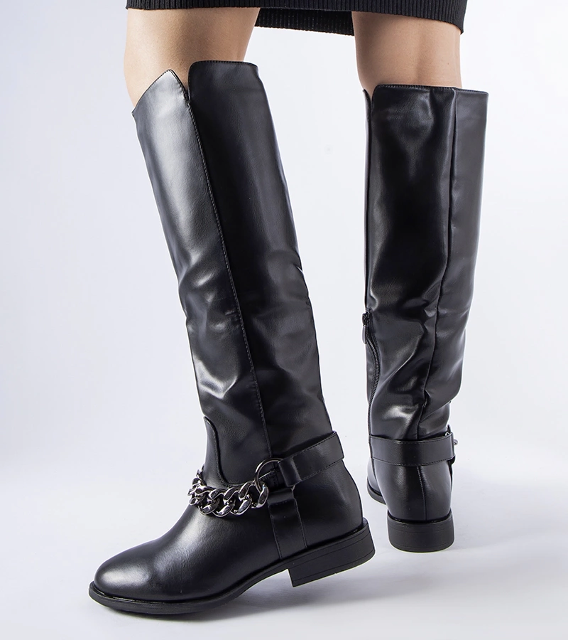 Juodi pašiltinti ilgaauliai batai su grandine Millies