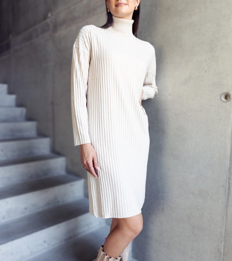 Smėlio spalvos blizgi midi suknelė su golfu „Kusama“