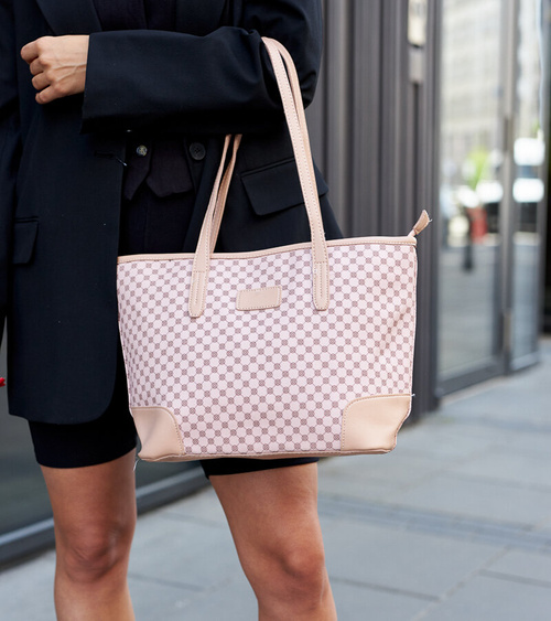 Rožinis raštuotas rankinukas ant peties Kesiran