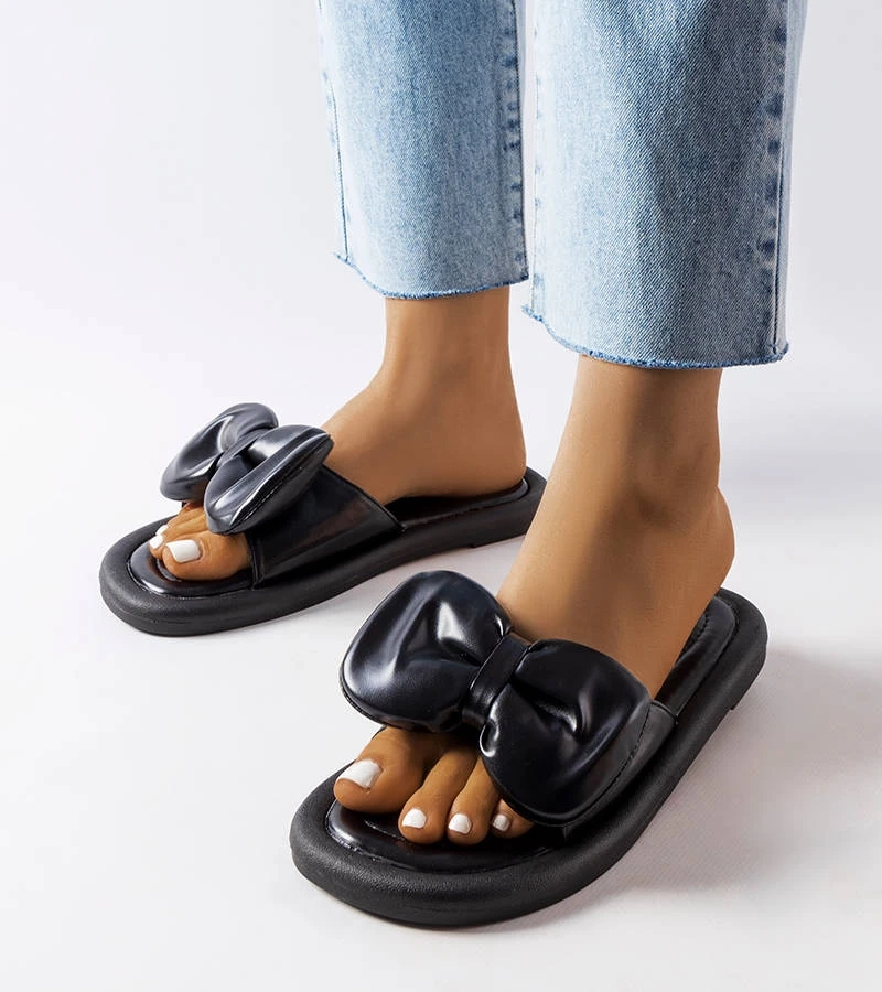 Juodi šlepetės su kaspinu Lende