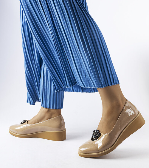 Smėlio spalvos lakuotos balerinos su papuošimu „Mellori“