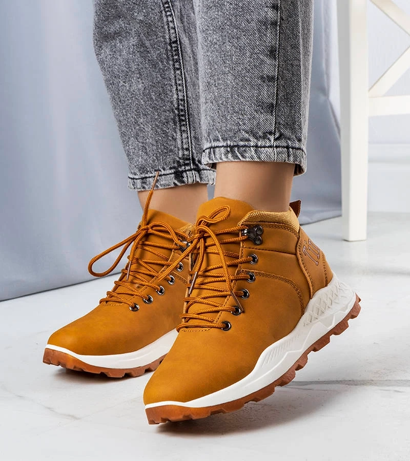 Rudi pašiltinti moteriški aulinukai „Adleri“