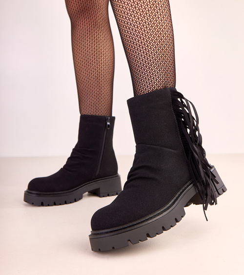 Juodi aulinukai su kutais ant storos pado Silia