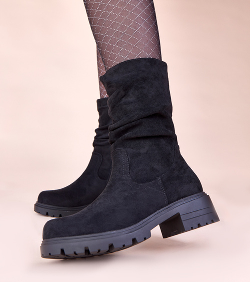 Juodi aulinukai ant platformos su klostėmis Malha