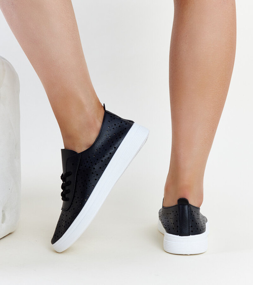 Juodi ažūriniai sportbačiai „Manoek“