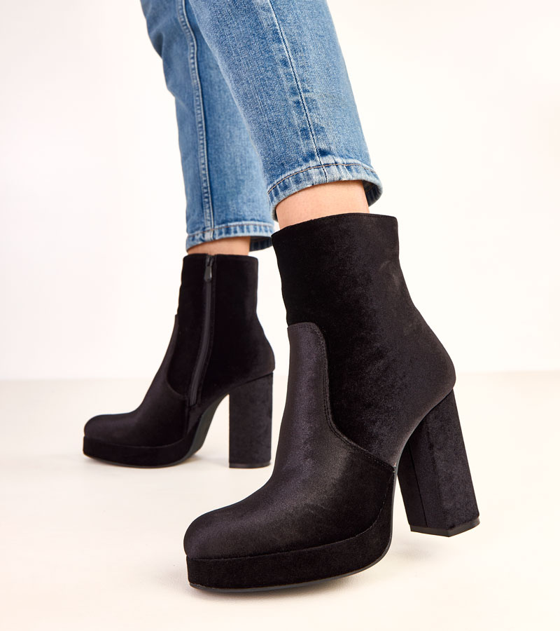 Juodi blizgantys aulinukai ant storo kulno Asanda