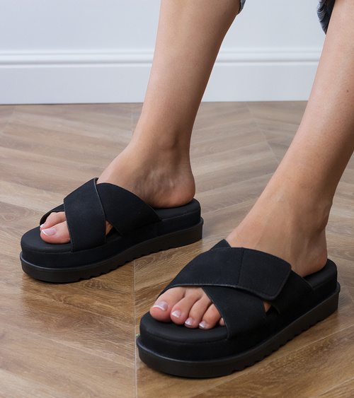 Juodos šlepetės su dirželiais ant platformos Juko