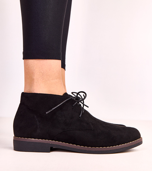 Juodi moteriški aulinukai ant plokščio pado Lauda