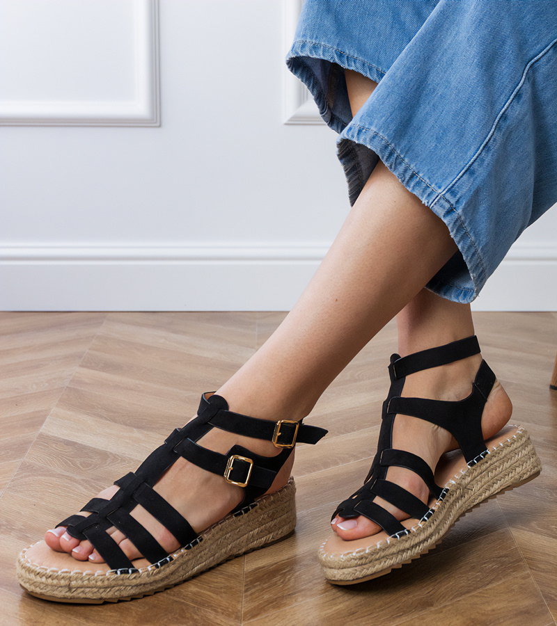 Juodi sandalai espadrilės ant žemos platformos Amur