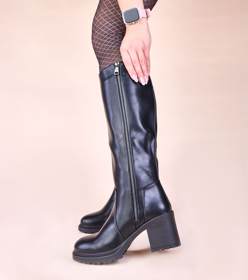 Juodi ilgaauliai batai su pakulne ir elastiška įsiuvą Akia