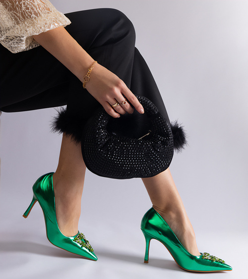 Žali lakuoti aukštakulniai papuošti kalnų krištolu Almana