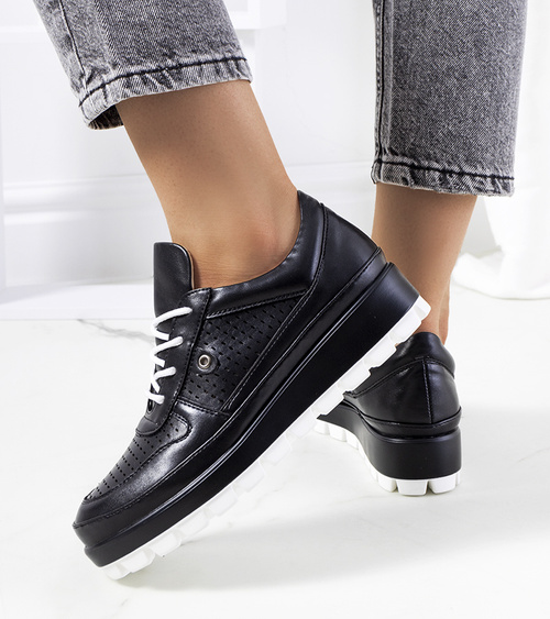 Juodi ažūriniai sportbačiai „Assels“