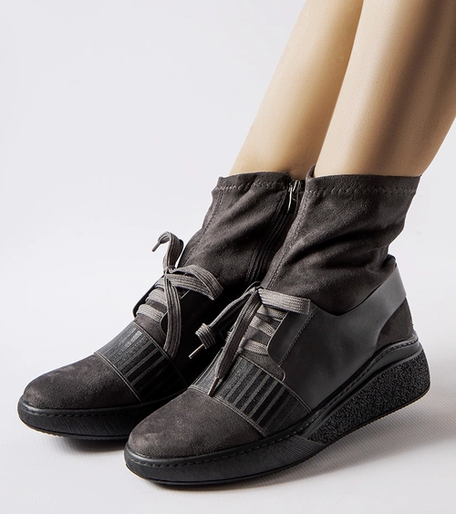 Pilki kulkšnies aulinukai su platforma Spoleto