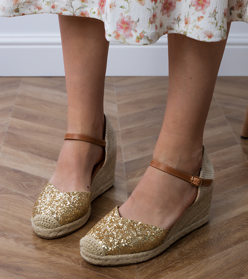 Auksiniai blizgūs sandalai su platforma Saluni