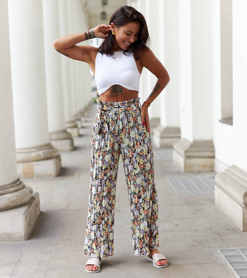 Juodos klostuotos gėlėtos kelnės Cesate