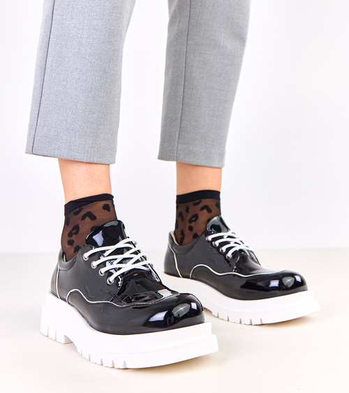 Juodi masyvų padą turintys bateliai „Cheshire“