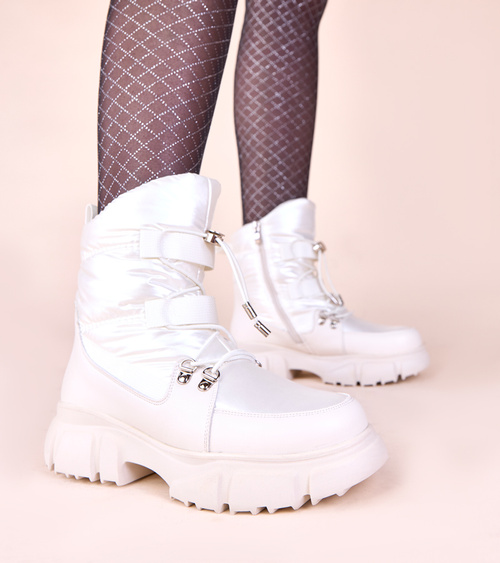 Baltos sniego batai su perlamutriniu atspalviu, pašiltinti kailiu Jassi