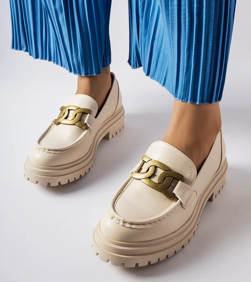 Smėlio spalvos mokasinai, dekoruoti sagtimi Schlanders