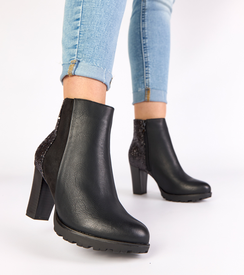 Juodi aulinukai ant kulno su blizgančia blizgučių nugarėle Ambre