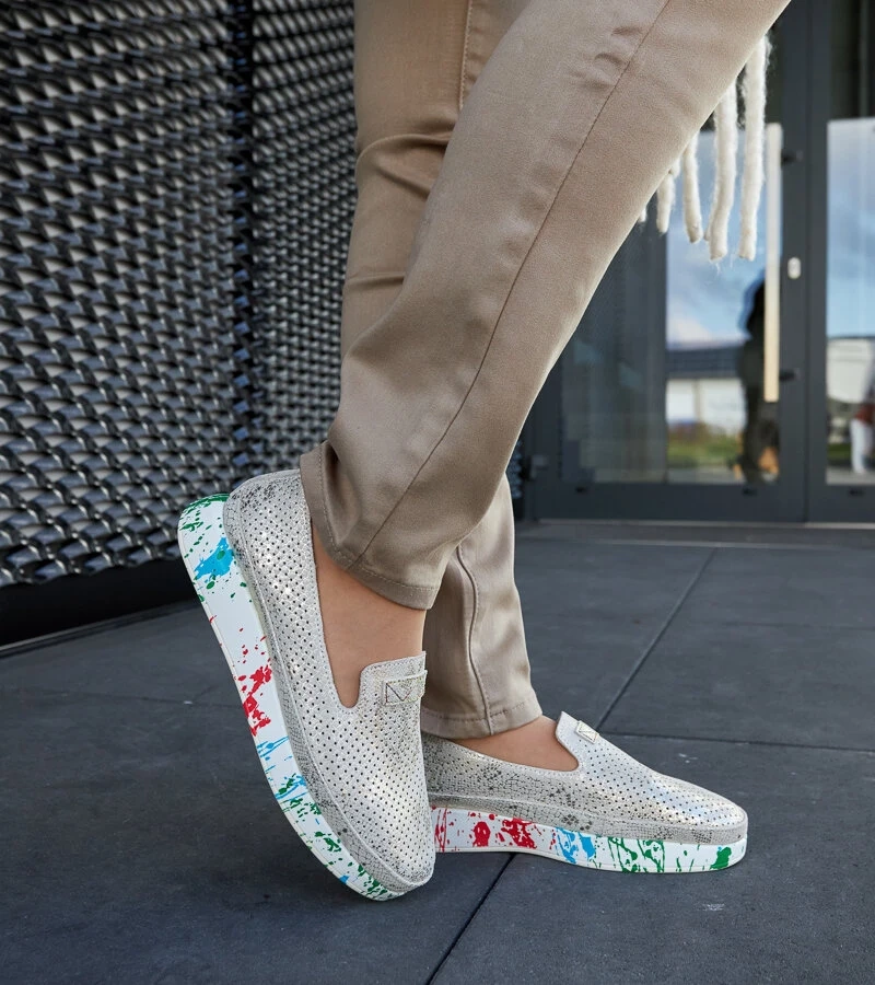 Smėlio spalvos pusbačiai ant spalvoto pleištinio kulno Santina