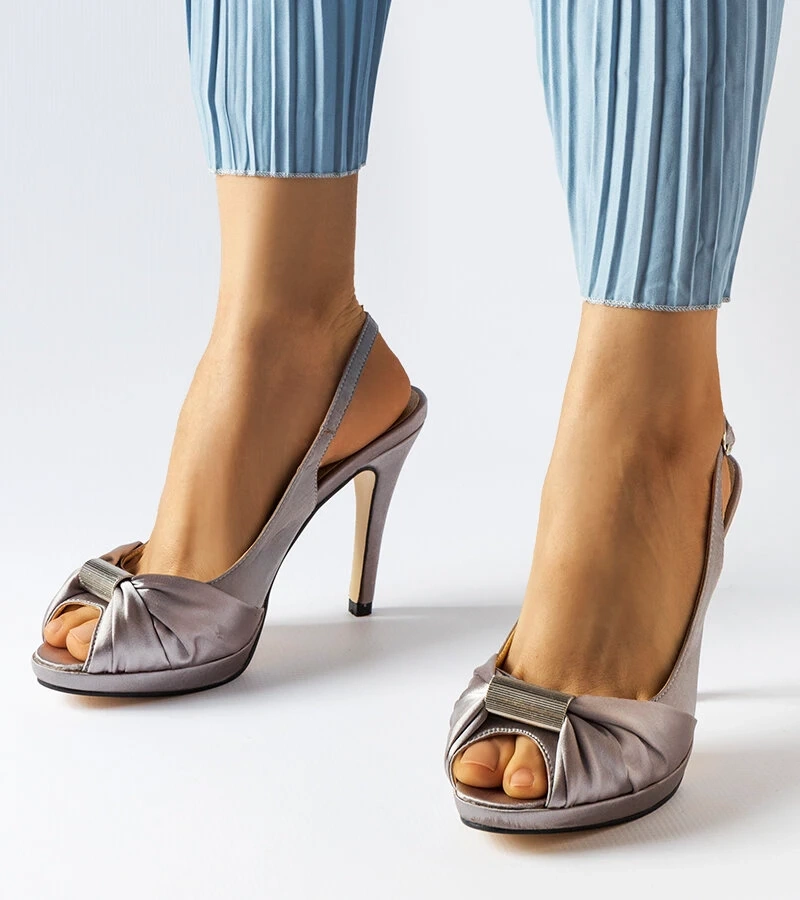 Šviesiai pilki aukštakulniai sandalai „Crispina“