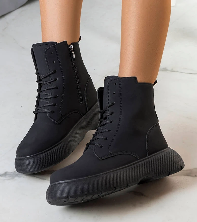 Juodi pašiltinti aulinukai Neile