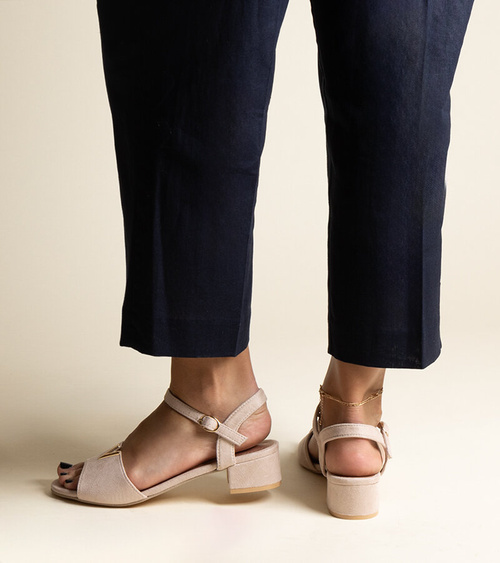 Smėlio spalvos sandalai su žemu kulniuku ir sagtimi Horner