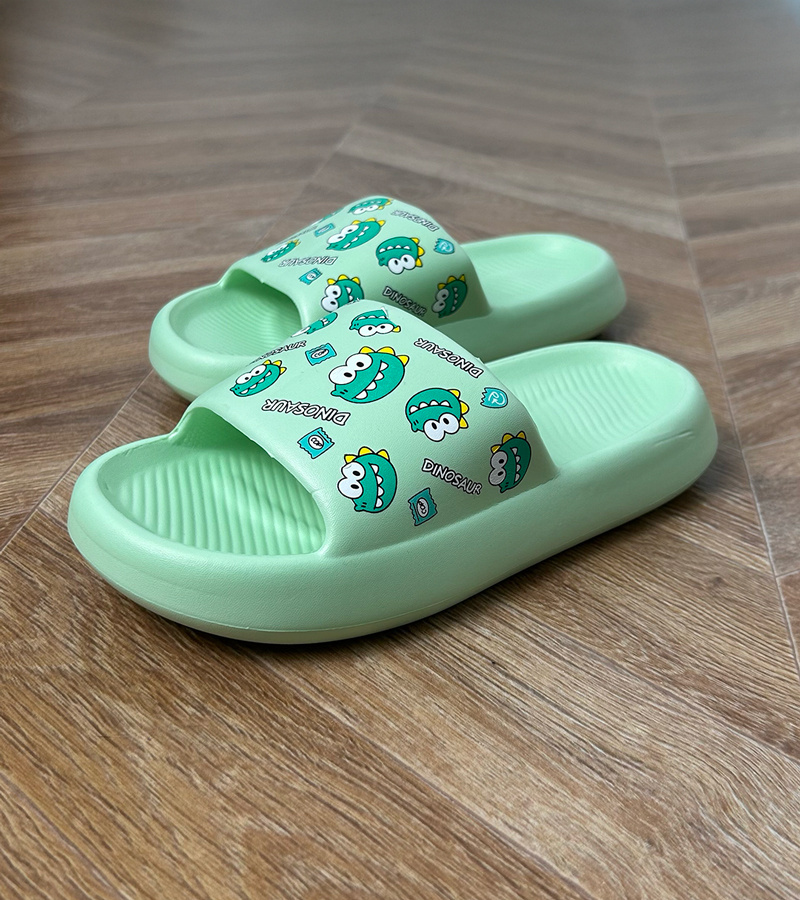 Žalios vaikiškos šlepetės su Dinozaurų atspaudu