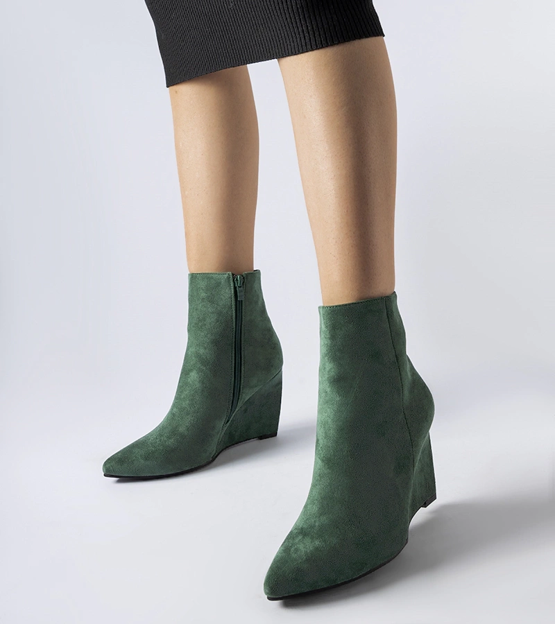 Žalios smailianosės aulinukės ant platformos „Aprutino“