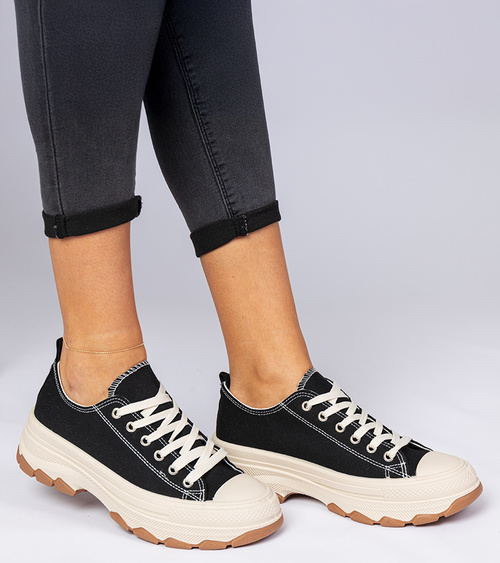 Juodi sportiniai bateliai su stora platforma Salsana