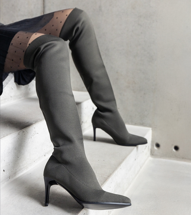 Žali aukštakulniai ilgaaulių batai su elastingu aulu virš kelių Atari