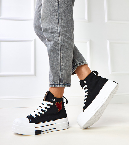 Juodi aukšti platforminiai sportbačiai su širdute Ailea