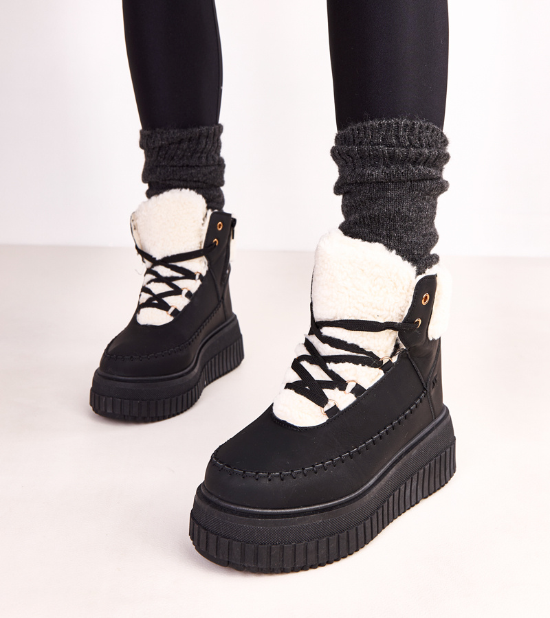 Juodi pašiltinti sportiniai auliniai batai ant platformos „Lorraine“