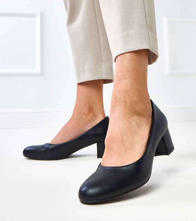 Juodi klasikiniai bateliai ant žemo kulno Mavise