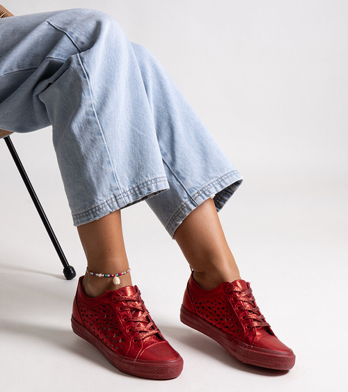 Raudoni ažūriniai sportbačiai Safune