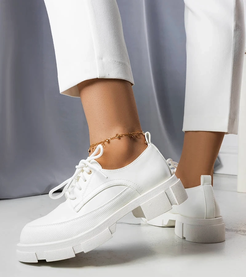 Baltos pusbačkės su masyvia pakulne Kay