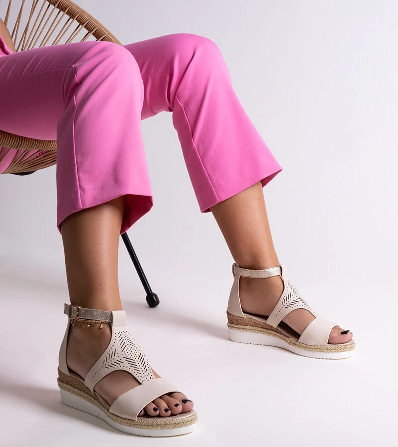 Smėlio spalvos basutės ant žemo pado Tiuma