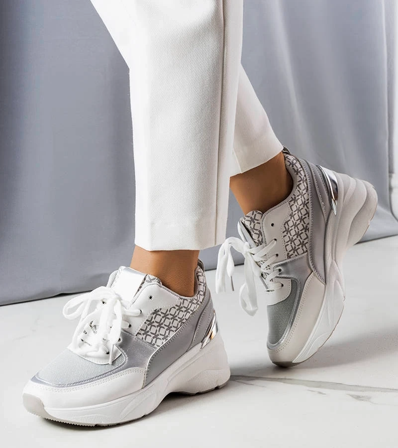 Pilki sportbačiai puošuoti Lora monograma