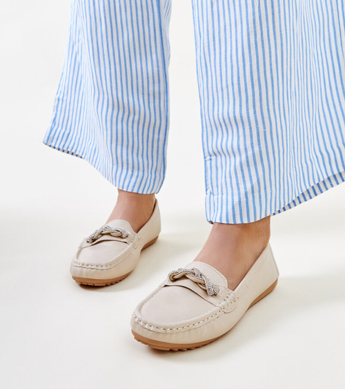 Smėlio spalvos mokasinai, puošti kalnų krištolu Adiba