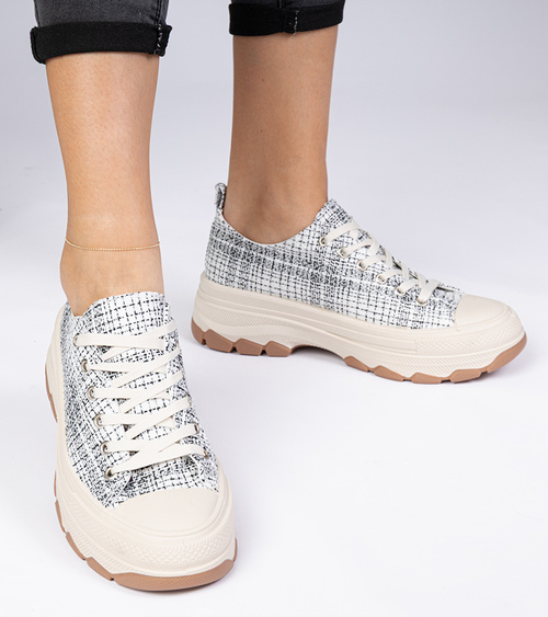 Balti pilki sportbačiai ant storos pado Salsana