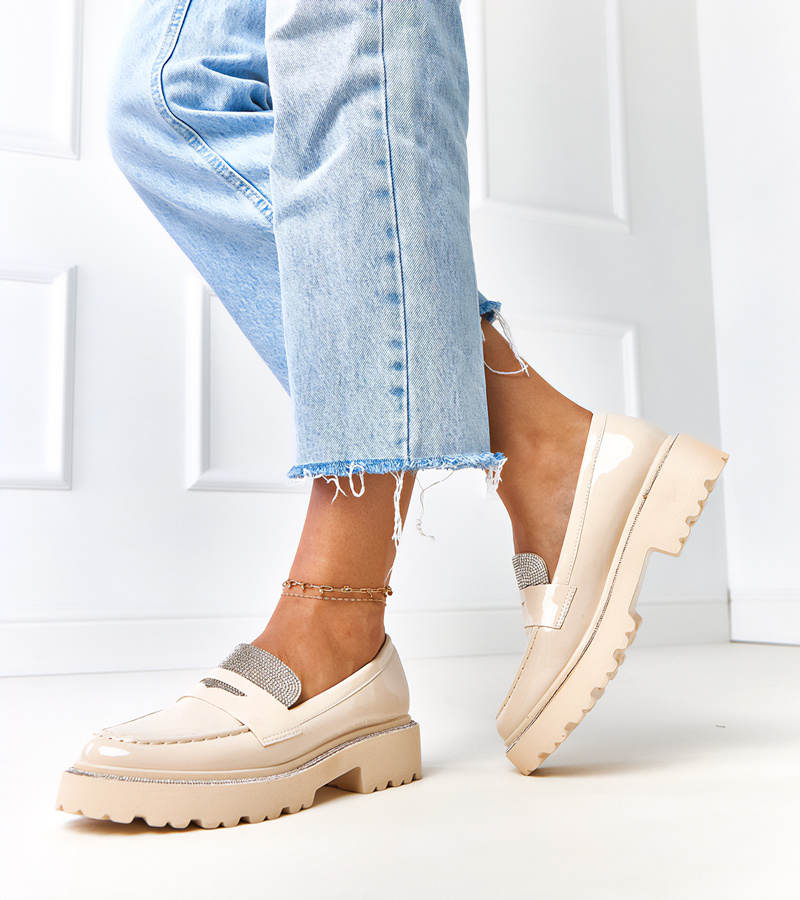 Smėlio spalvos lakuotos mokasinai, dekoruoti cirkoniais Laures