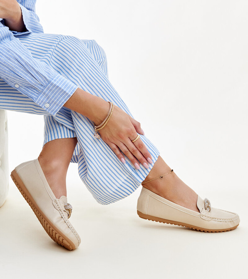 Smėlio spalvos mokasinai, puošti kalnų krištolu Adiba