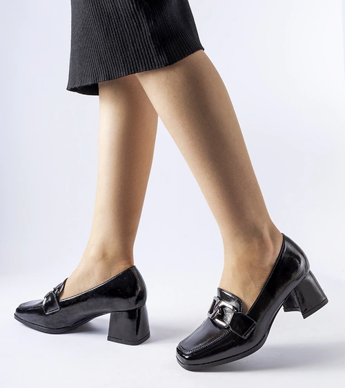 Juodi lakiniai bateliai su sagtimi „Poiano“