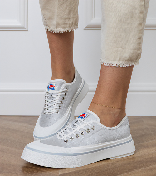 Pilkos moteriški sportiniai bateliai ant platformos Greta