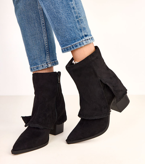 Juodi aulinukai ant storos pakulnės su atversta aule Felicia