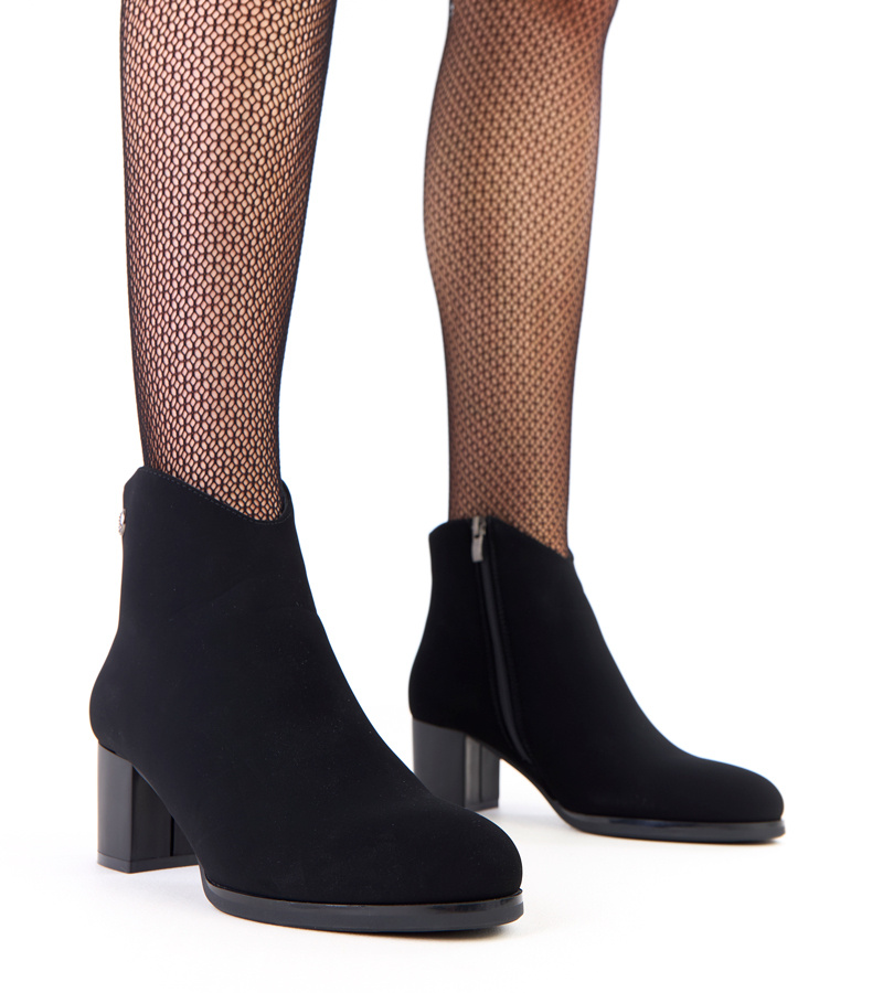 Juodi aulinukai su subtilia dekoracija iš matinės ekologiškos odos Angelo