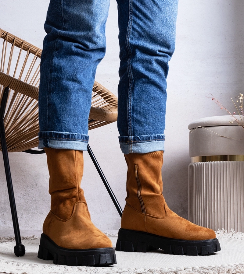 Rudi aulinukai ant platformos Conco