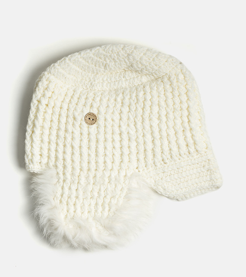 Balta kepurė su ausinėmis Zora