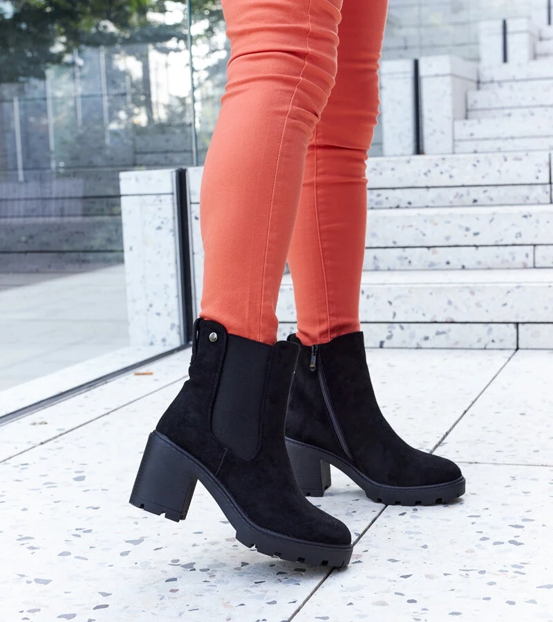 Juodi pašiltinti dirbtinio zomšo aulinukai ant storo kulno Caio