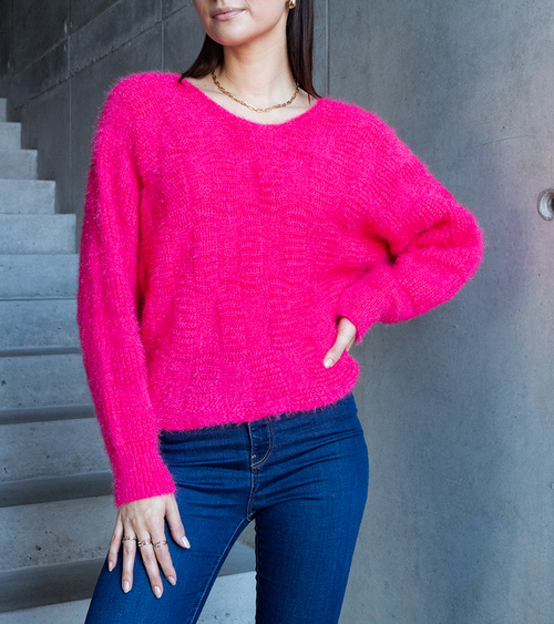 Fuksinė megztinė su iškirpte Neveri
